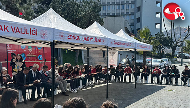 Sahil bandında kitap okudular