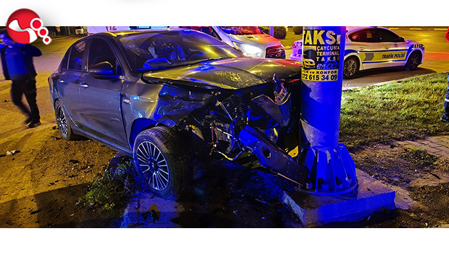 Önce araca, ardından yön direğine çarptı: 2 yaralı