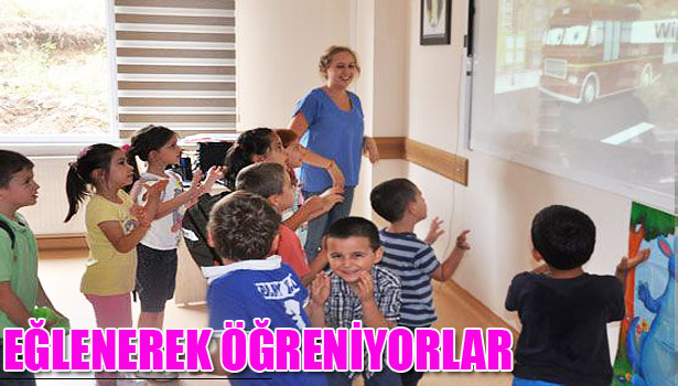 HEM EĞLENİYOR HEM İNGİLİZCE ÖĞRENİYORLAR