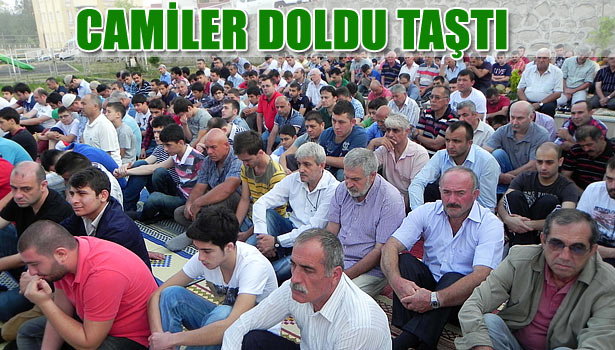 CAMİLER YETERSİZ KALDI, AVLUYA HALILAR SERİLDİ