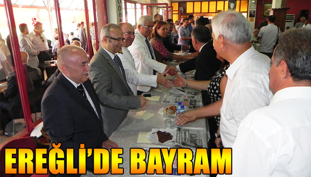 EREĞLİ'DE VATANDAŞLAR VE PROTOKOL BAYRAMLAŞTI