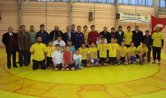 8 GÜREŞÇİ BÖLGE ŞAMPİYONASINDA...