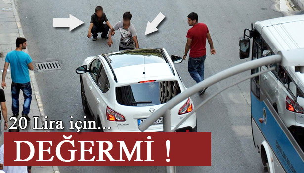 20 LİRA İÇİN DİZ ÇÖKÜP BEKLEDİLER