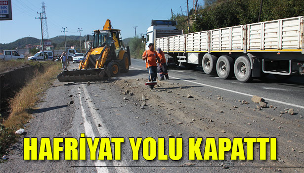 DAMPERİ AÇILAN KAMYONDAN DÖKÜLEN HAFRİYAT YOLU KAPATTI