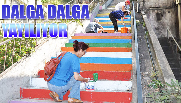 MERDİVENLERİ GÖKKUŞAĞI RENGİNE BOYADILAR