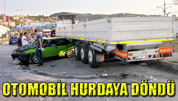 TIR'IN ALTINA GİREN OTOMOBİL HURDAYA DÖNDÜ