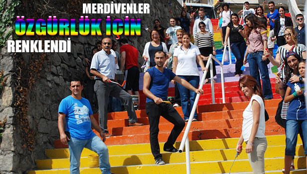 SAVAŞA KARŞI MERDİVENLER BOYANDI