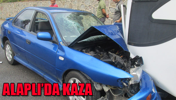 ALAPLI'DA OTOMOBİL MİDİBÜSLE ÇARPIŞTI: 2 YARALI
