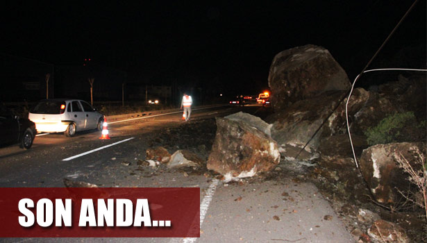KAYA KÜTLESİ YOLA DÜŞTÜ