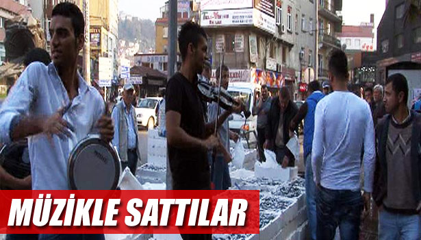 CANLI MÜZİK EŞLİĞİNDE BALIK SATTILAR