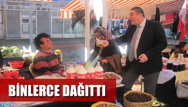 CHP'Lİ BELEDİYE BAŞKAN ADAYI AŞURE DAĞITTI