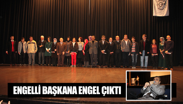 ENGELLİ BAŞKANA SAHNEDE DE ENGEL ÇIKTI