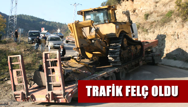 VİRAJI DÖNEMEYEN TIR YOLU KAPATTI