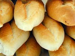 AÇILIŞ GÜNÜNDE MÜŞTERİLERİNE ÜCRETSİZ EKMEK DAĞITTI..