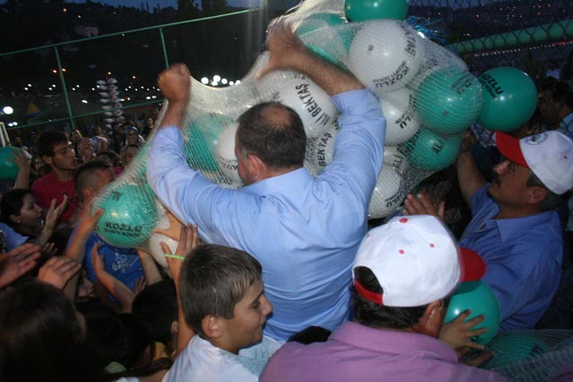 Açılışa top dağıtımı damgasını vurdu...