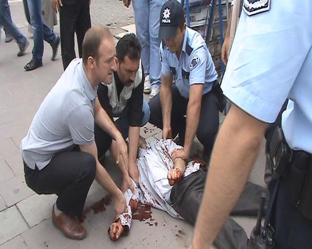 Adliye çıkışı kendisini kesmeye başladı...