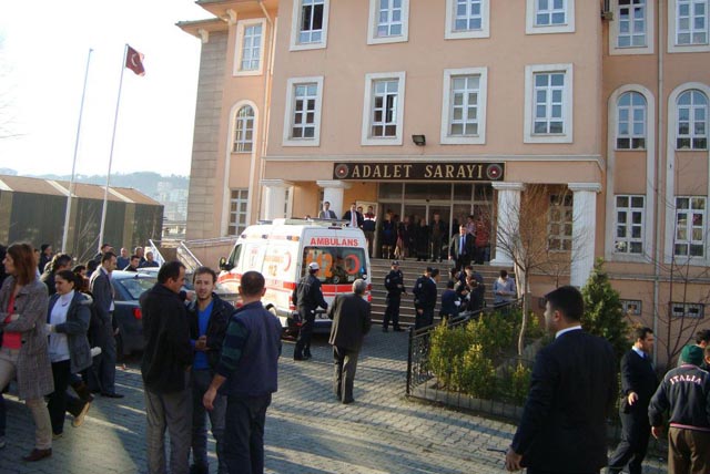 ADLİYE ÖNÜNDE CİNAYET...