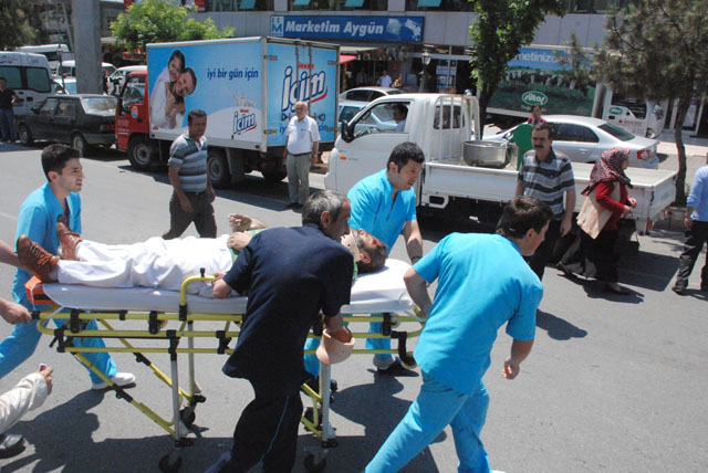 Ağır yaralı kazazede hastaneye ambulans yerine sedye ile taşındı...