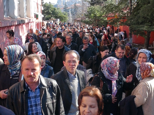 AİLELERİN KİMİ KURAN OKUDU, KİMİ ÖRGÜ ÖRDÜ..