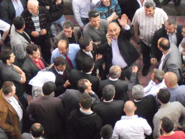 Ak Parti önündeki kalabalık artıyor...