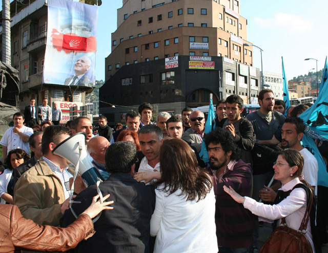 AK Parti seçim aracına tekme ve yumrukla saldırdılar