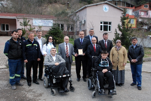 AKÜLÜ SANDALYESİNE KAVUŞTU..