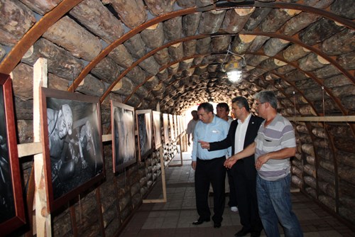 ALABAŞ, KİTAP VE FOTOĞRAF SERGİSİNİ GEZDİ..