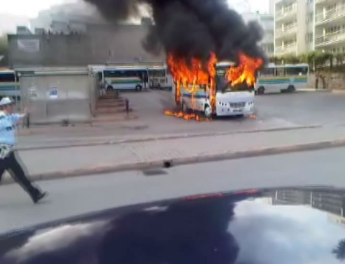 ALACAĞINI ALAMADIĞI GEREKÇESİYLE OTOBÜSÜ YAKTI..