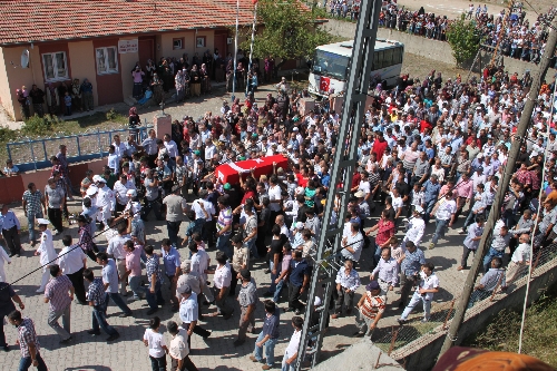 ALAPLI ŞEHİDİNİ, YAKLAŞIK 5 BİN KİŞİYLE SONSUZLUĞA UĞURLADI..