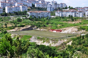 ALAPLI, SENTETİK ÇİM FUTBOL SAHASINA KAVUŞUYOR..