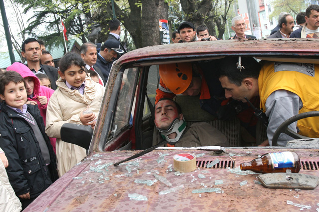 Trafik kazaları öğrencilere tatbikatla gösterildi