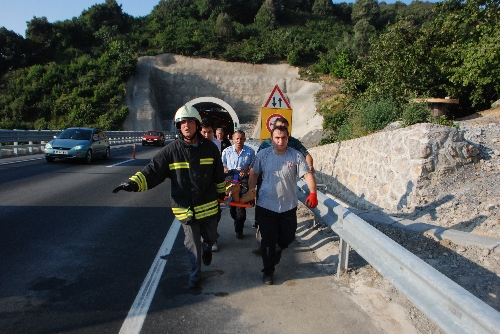 AMBULANS OLAY YERİNE GİREMEYİNCE YARALI SEDYEYLE TAŞINDI..