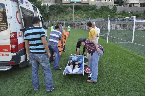 AMBULANS OLMAYINCA SPORCUYA SAHA GÖREVLİLERİ MÜDAHALE ETTİ..