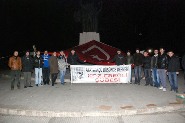 ANIT ÖNÜNDE NÖBET TUTTULAR...