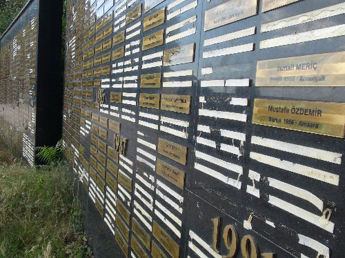 MADEN ŞEHİTLERİ ANITI DÖKÜLÜYOR, SAHİP ÇIKAN YOK..