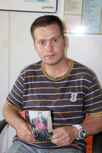 BİR SENEDİR KAYIP ANNESİNİ ARIYOR..