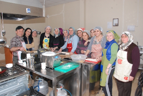 AŞÇILIK KURSU BÜYÜK İLGİ GÖRÜYOR..