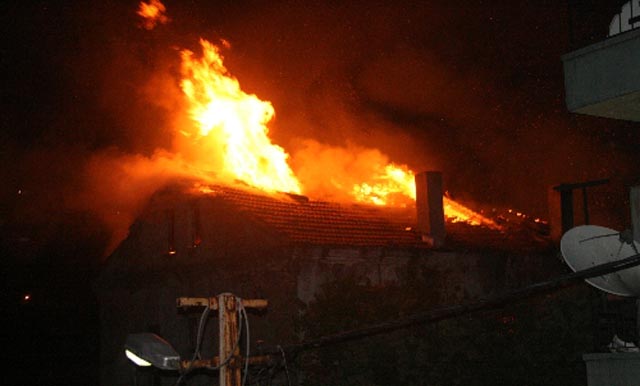 ASIRLIK BİNA YANDI...