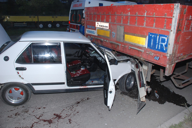 Asker Konvoyunda Otomobil TIRın altına girdi