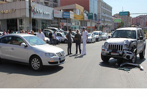 ASKERİ ARAÇ İLE OTOMOBİL ÇARPIŞTI, 1 KİŞİ YARALANDI..