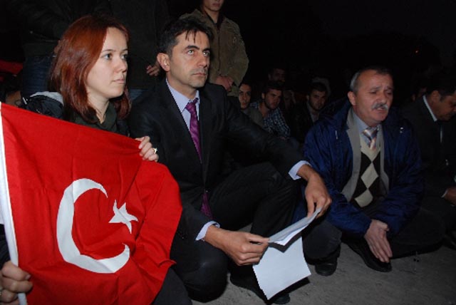 ATATÜRK ANITI ÖNÜNDE EYLEM...