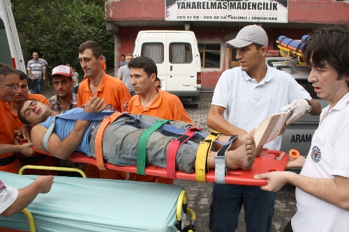 Ayağına saplanan çivili tahta ile hastaneyi kaldırıldı...