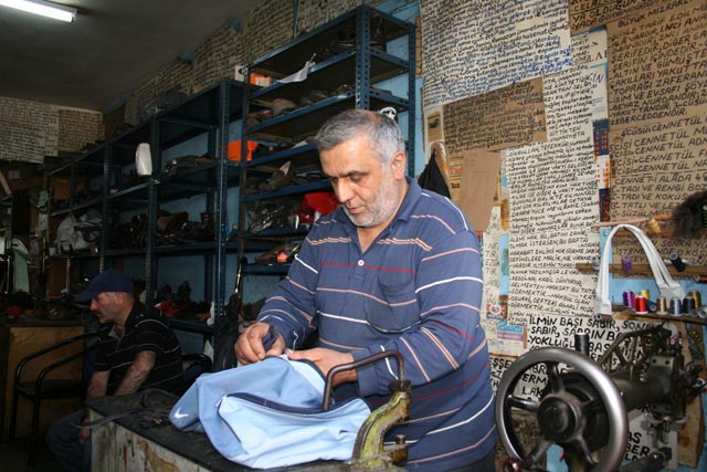 Ayakkabıcıdan ilginç koleksiyon!