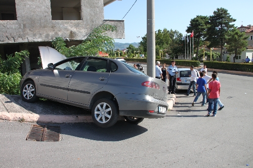 AYNI YÖNDE GİDEN İKİ ARAÇ KAZA YAPTI, 1 YARALI..
