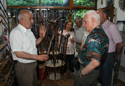 YAŞARGİL, BASTONLARA HAYRAN KALDI..