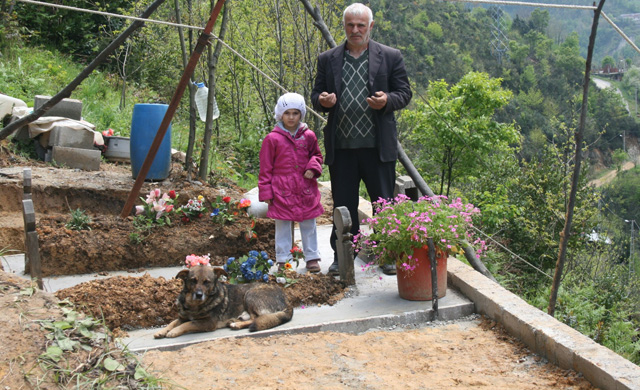 Badi, sahibinin mezarından ayrılmıyor