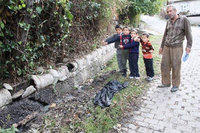 BAĞLIKTA KANALİZASYON SOKAĞA AKIYOR...