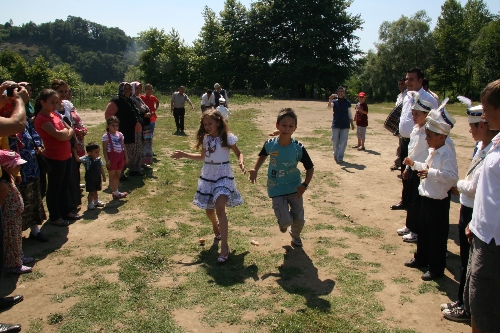 BAHAR ŞENLİĞİNDE SÜNNET ÇOCUKLARI KIYASIYA YARIŞTI..