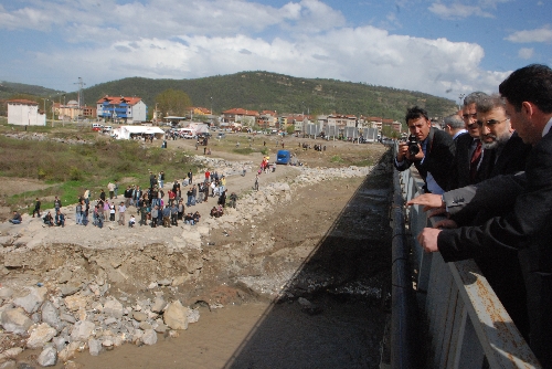 BAKAN YILDIZ, KÖYE GİDEREK BAŞSAĞLIĞI DİLEDİ..