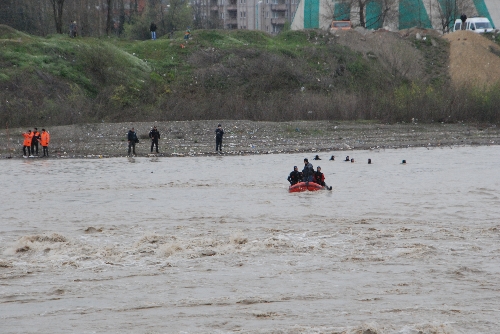 BALIK ADAMLAR IRMAĞA SERBEST DALIŞ YAPTI..